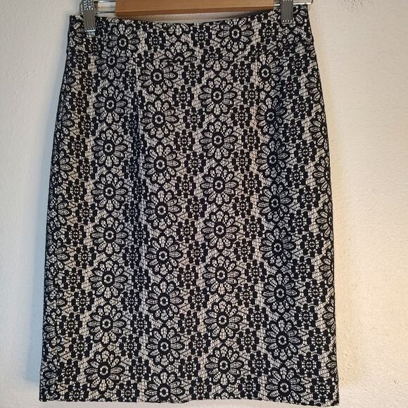 Banana Republic Navy Blue Floral Lace Cream Lining Zip Close Pencil Skirt Size 0 - Picture 1 of 7